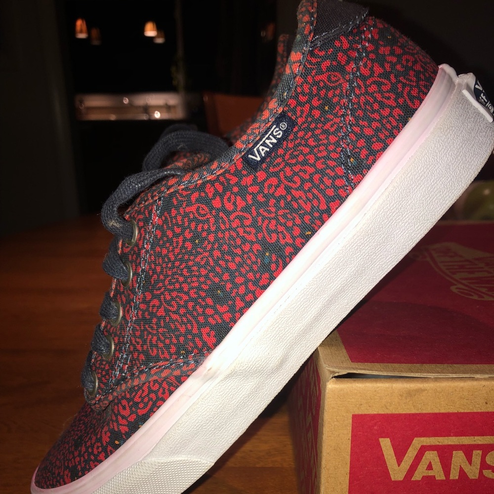 Authentic VANS women’s size 7. NWOT